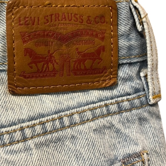 Levi Strauss Distressed Light Wash Jeans – Size 29 - Picture 5 of 6